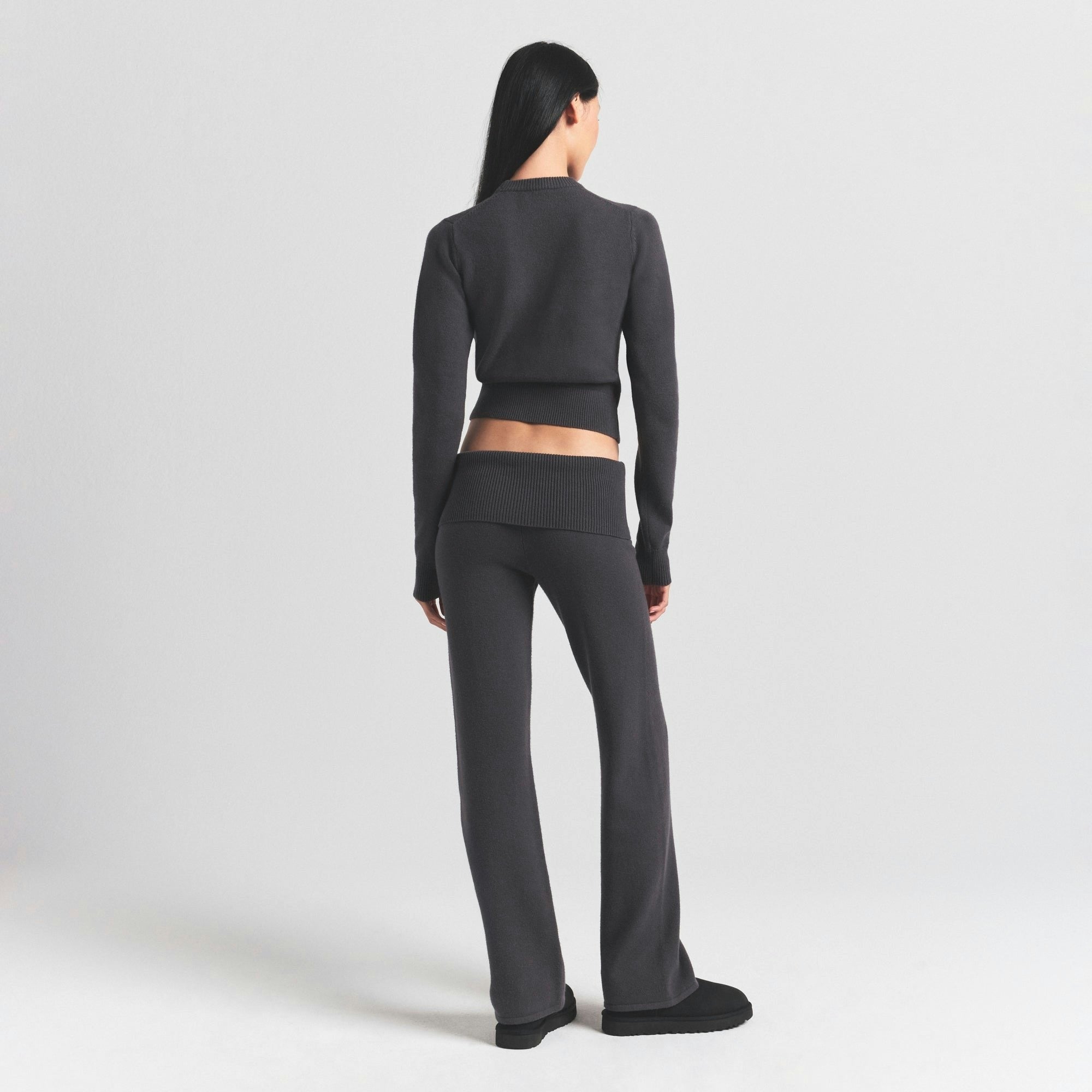 RIBBED LONG SLEEVE FITTED CREW NECK