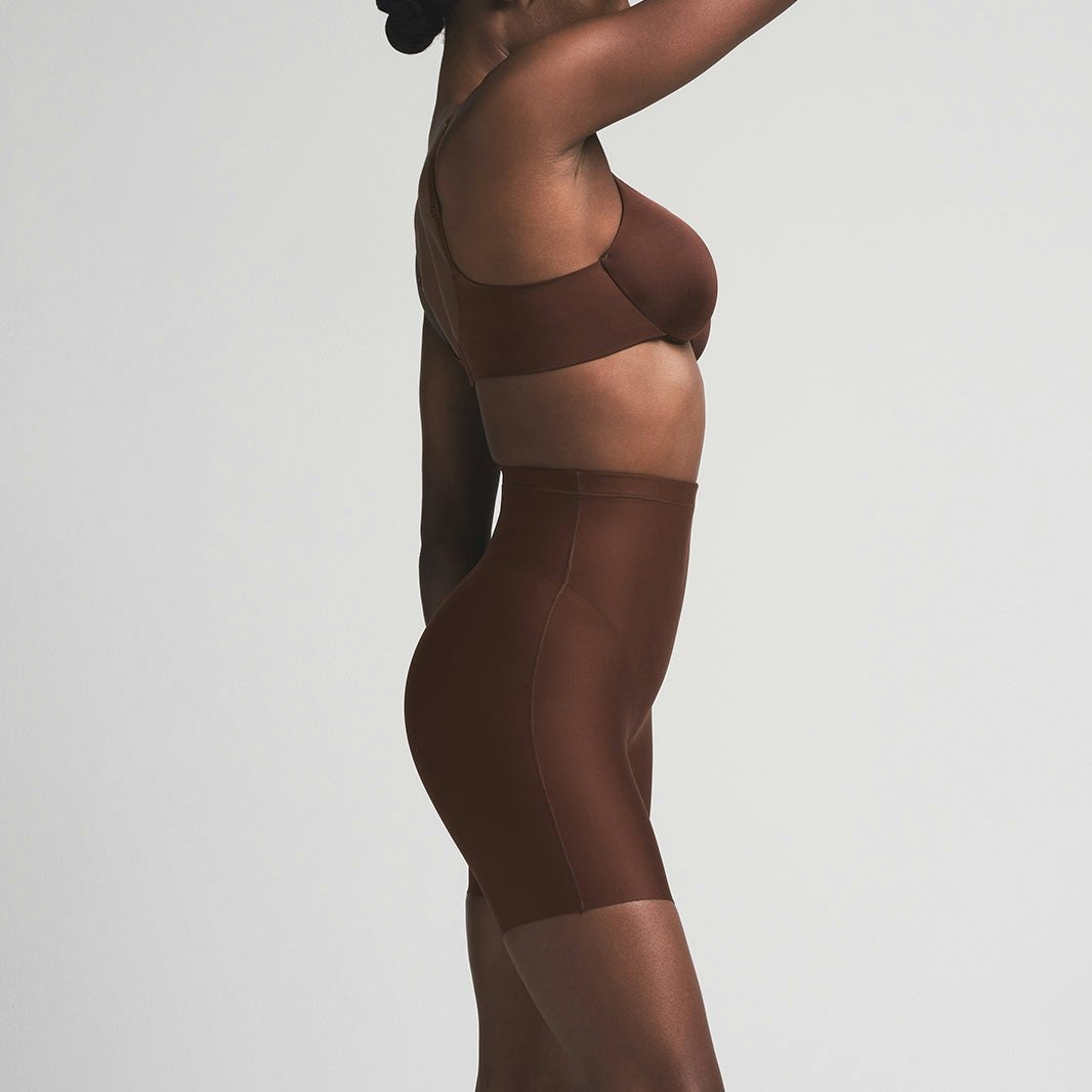 CORE SCULPT MID RISE SHORT
