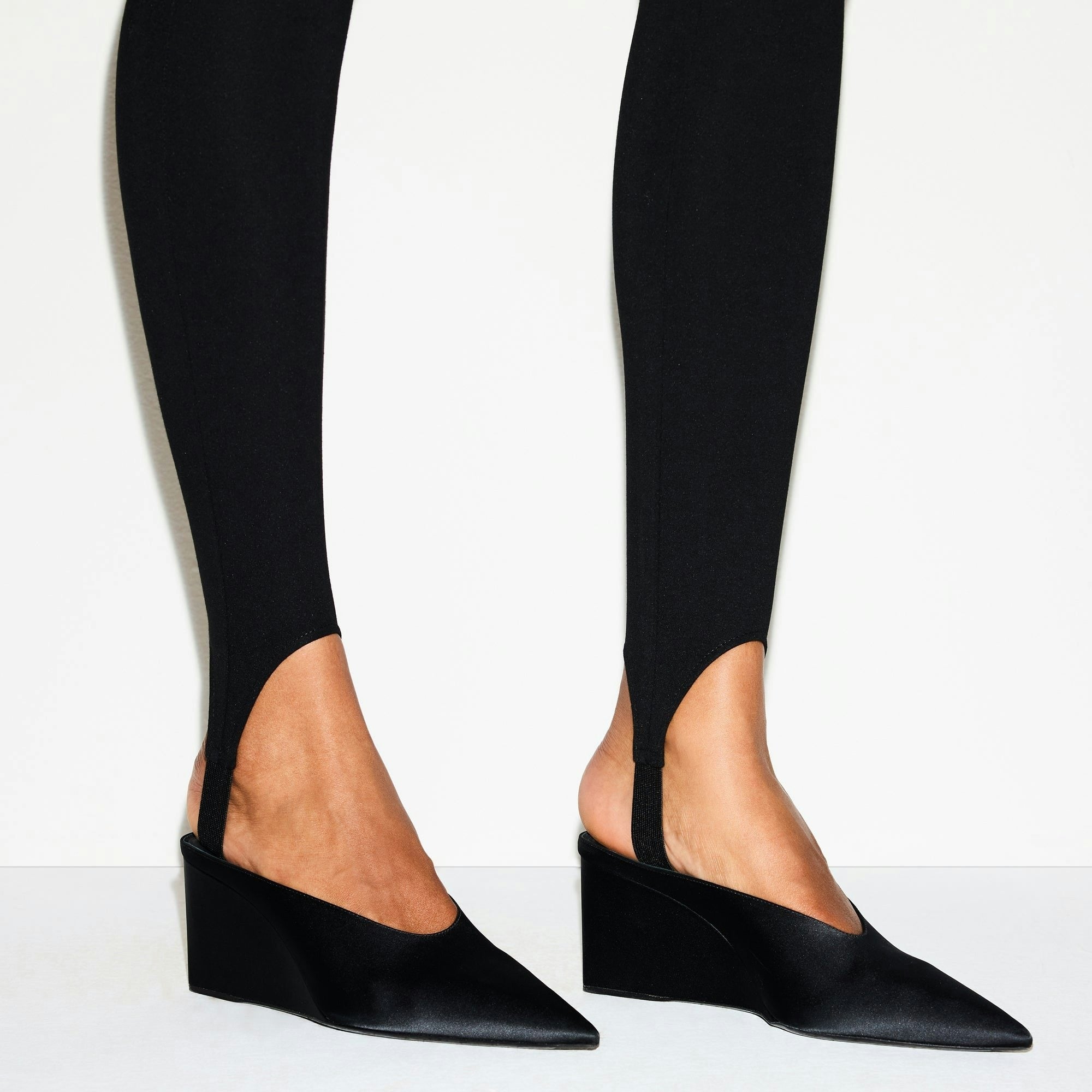 HIGH-WAISTED STIRRUP LEGGING