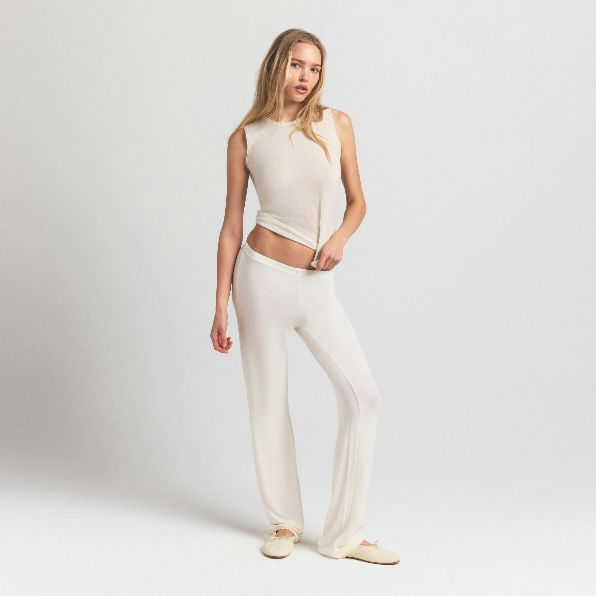 SLEEVELESS TOP