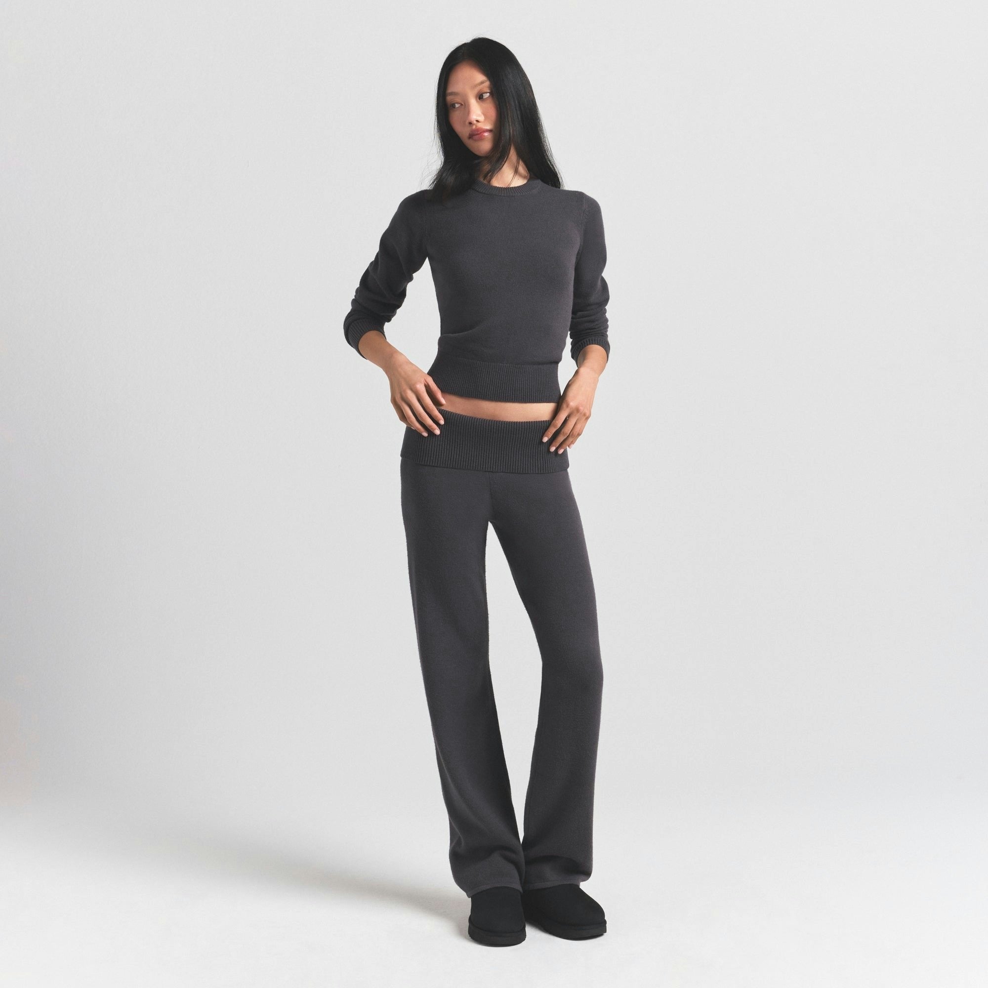 RIBBED LONG SLEEVE FITTED CREW NECK