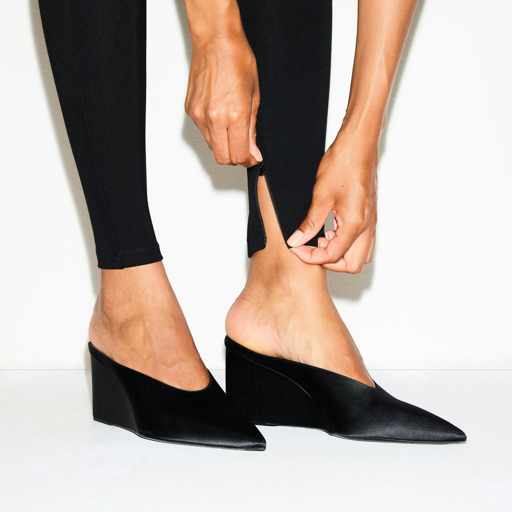 HIGH-WAISTED LEGGING