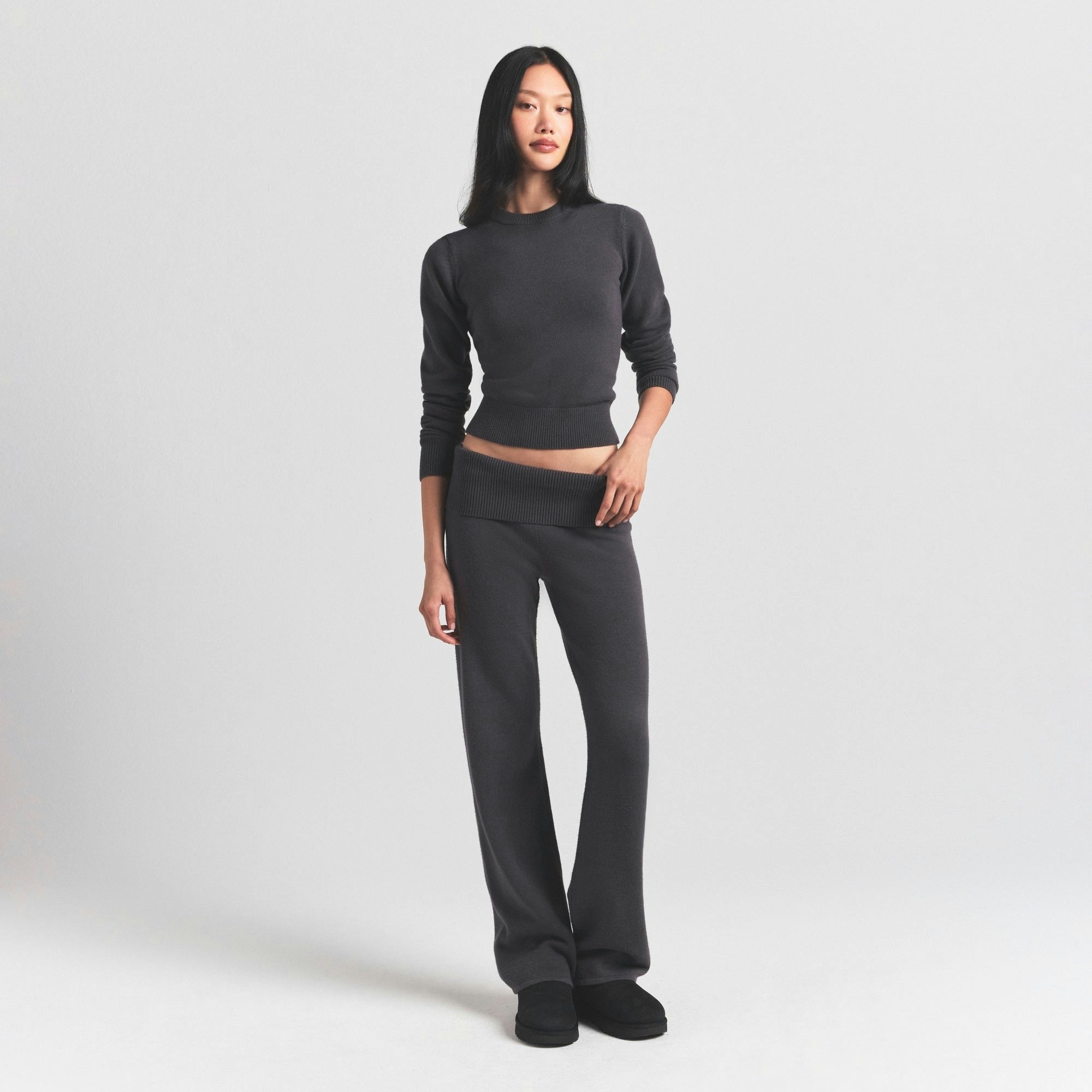 RIBBED LONG SLEEVE FITTED CREW NECK