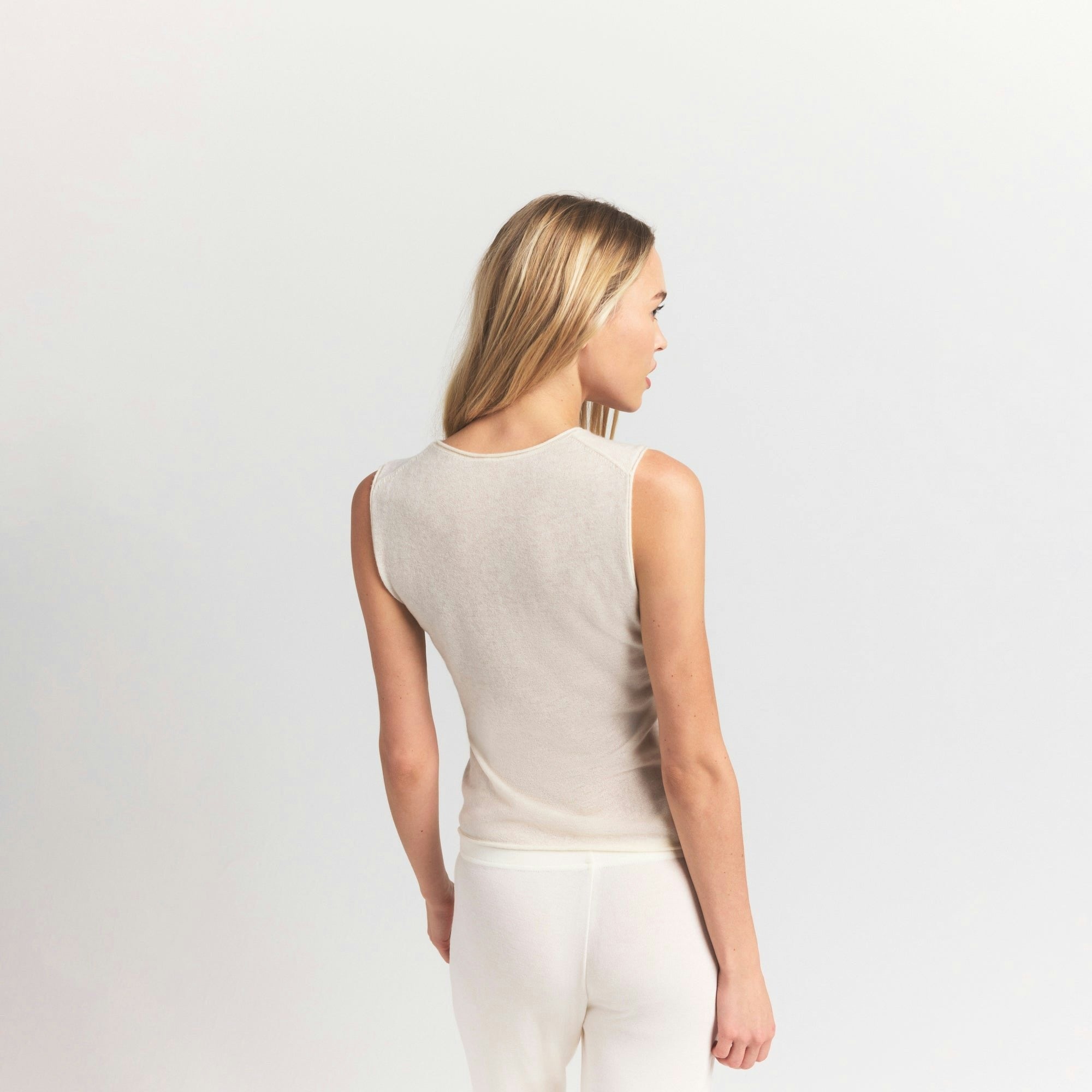 SLEEVELESS TOP